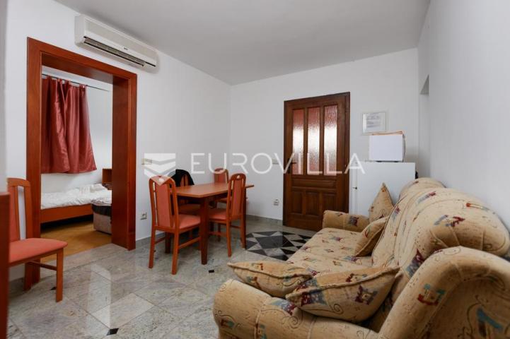 Krk, uređen dvosoban apartman blizu mora, terasa s pogledom