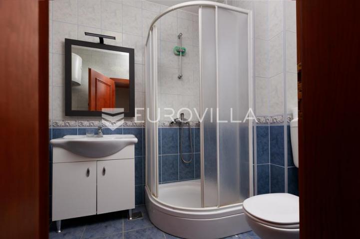 Krk, uređen dvosoban apartman blizu mora, terasa s pogledom