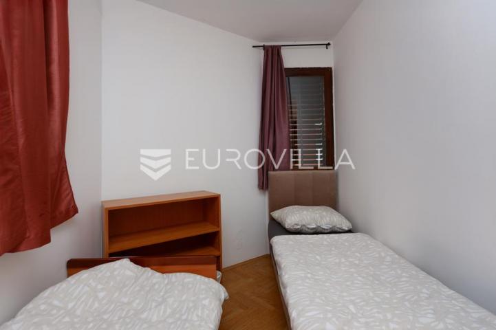 Krk, uređen dvosoban apartman blizu mora, terasa s pogledom