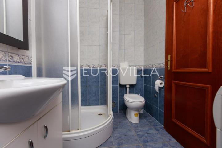 Krk, uređen dvosoban apartman blizu mora, terasa s pogledom