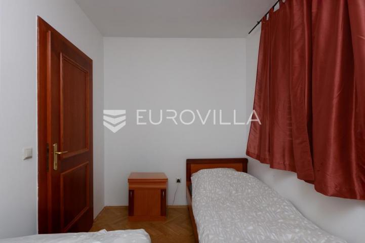 Krk, uređen dvosoban apartman blizu mora, terasa s pogledom