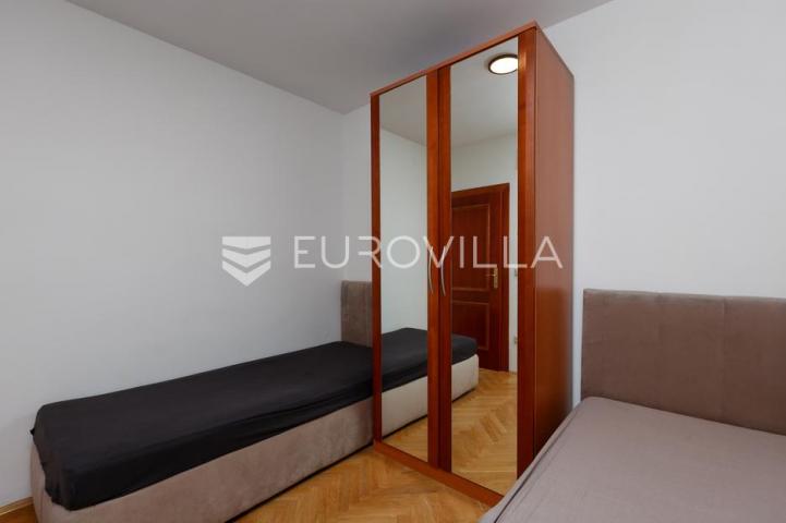 Krk, uređen dvosoban apartman blizu mora, terasa s pogledom