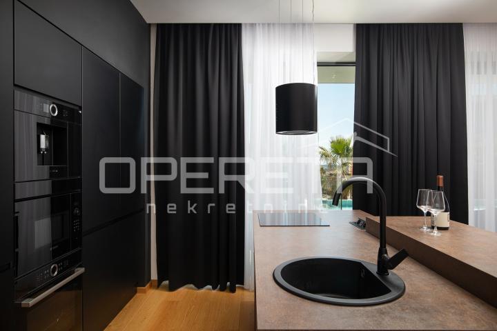 Moderna rezidencija 300 m2 s pogledom na more, ljetnom kuhinjom i vrhunskom opre