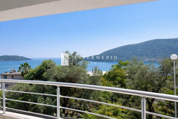 Jednosoban stan 63m² u centru sa pogledom na more i bazenom – Herceg Novi