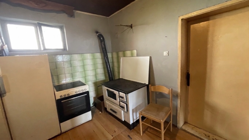 An 87 m² house with land for renovation is for sale (Bar, Bjelisi).