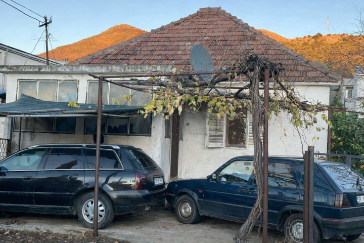 An 87 m² house with land for renovation is for sale (Bar, Bjelisi).