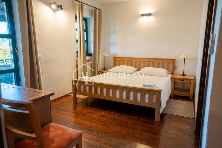 Poreč, okolica - rustikalna kamena vila s bazenom u istarskom stilu
