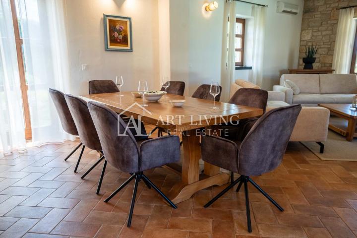 Poreč, okolica - rustikalna kamena vila s bazenom u istarskom stilu