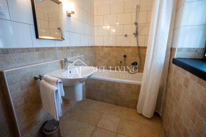 Poreč, okolica - rustikalna kamena vila s bazenom u istarskom stilu