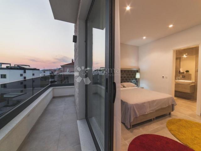 TOP LOKACIJA! LUKSUZNA VILA 100 m OD MORA – 7 SPAVAĆIH SOBA, BAZEN, WELLNESS – ODLIČNA INVESTICIJA!