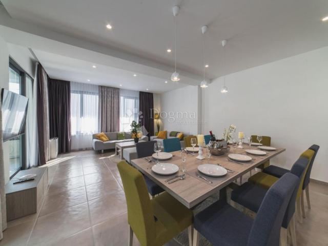 TOP LOKACIJA! LUKSUZNA VILA 100 m OD MORA – 7 SPAVAĆIH SOBA, BAZEN, WELLNESS – ODLIČNA INVESTICIJA!
