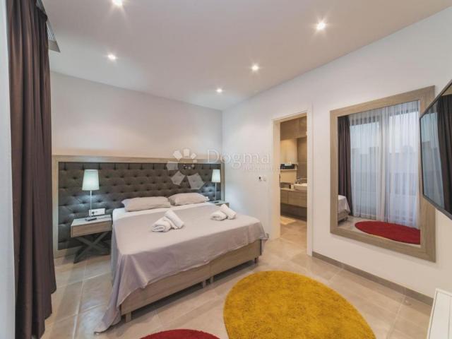 TOP LOKACIJA! LUKSUZNA VILA 100 m OD MORA – 7 SPAVAĆIH SOBA, BAZEN, WELLNESS – ODLIČNA INVESTICIJA!