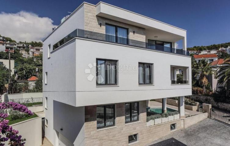 TOP LOKACIJA! LUKSUZNA VILA 100 m OD MORA – 7 SPAVAĆIH SOBA, BAZEN, WELLNESS – ODLIČNA INVESTICIJA!