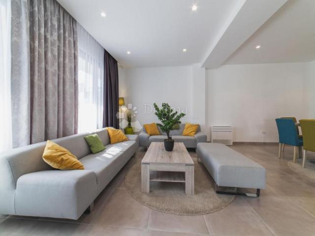 TOP LOKACIJA! LUKSUZNA VILA 100 m OD MORA – 7 SPAVAĆIH SOBA, BAZEN, WELLNESS – ODLIČNA INVESTICIJA!