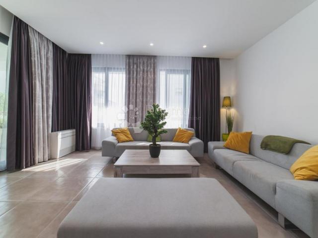 TOP LOKACIJA! LUKSUZNA VILA 100 m OD MORA – 7 SPAVAĆIH SOBA, BAZEN, WELLNESS – ODLIČNA INVESTICIJA!