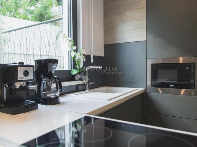 TOP LOKACIJA! LUKSUZNA VILA 100 m OD MORA – 7 SPAVAĆIH SOBA, BAZEN, WELLNESS – ODLIČNA INVESTICIJA!