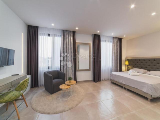 TOP LOKACIJA! LUKSUZNA VILA 100 m OD MORA – 7 SPAVAĆIH SOBA, BAZEN, WELLNESS – ODLIČNA INVESTICIJA!