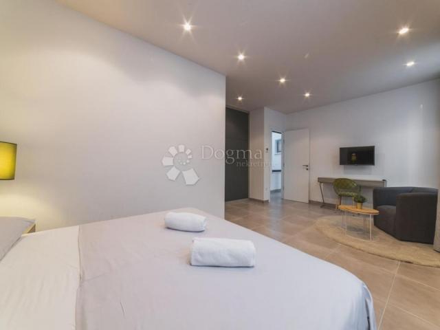 TOP LOKACIJA! LUKSUZNA VILA 100 m OD MORA – 7 SPAVAĆIH SOBA, BAZEN, WELLNESS – ODLIČNA INVESTICIJA!