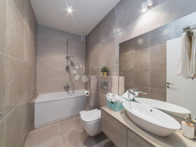 TOP LOKACIJA! LUKSUZNA VILA 100 m OD MORA – 7 SPAVAĆIH SOBA, BAZEN, WELLNESS – ODLIČNA INVESTICIJA!