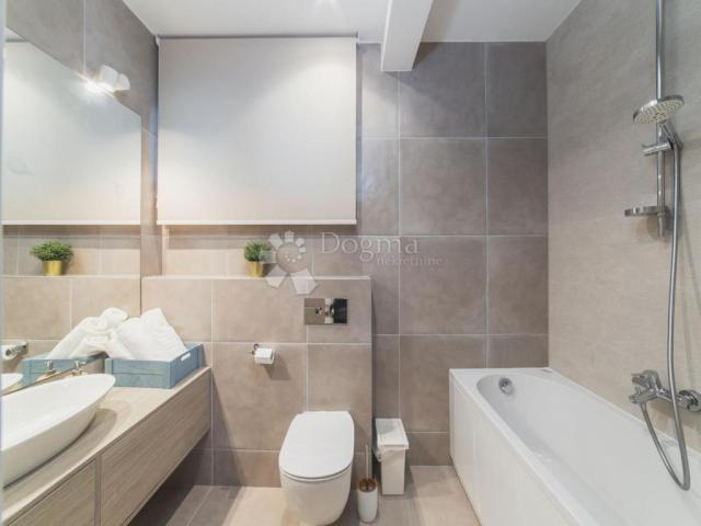 TOP LOKACIJA! LUKSUZNA VILA 100 m OD MORA – 7 SPAVAĆIH SOBA, BAZEN, WELLNESS – ODLIČNA INVESTICIJA!