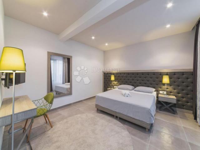 TOP LOKACIJA! LUKSUZNA VILA 100 m OD MORA – 7 SPAVAĆIH SOBA, BAZEN, WELLNESS – ODLIČNA INVESTICIJA!