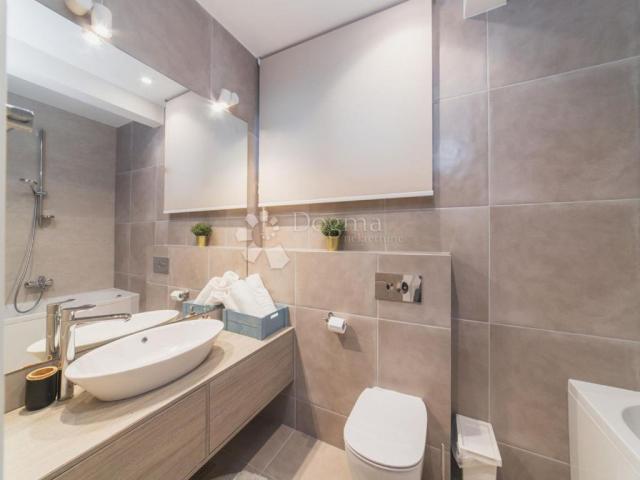 TOP LOKACIJA! LUKSUZNA VILA 100 m OD MORA – 7 SPAVAĆIH SOBA, BAZEN, WELLNESS – ODLIČNA INVESTICIJA!