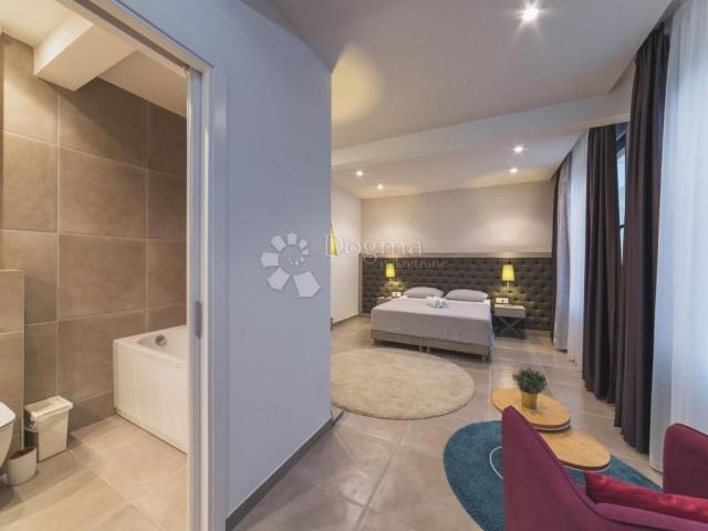 TOP LOKACIJA! LUKSUZNA VILA 100 m OD MORA – 7 SPAVAĆIH SOBA, BAZEN, WELLNESS – ODLIČNA INVESTICIJA!
