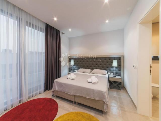 TOP LOKACIJA! LUKSUZNA VILA 100 m OD MORA – 7 SPAVAĆIH SOBA, BAZEN, WELLNESS – ODLIČNA INVESTICIJA!