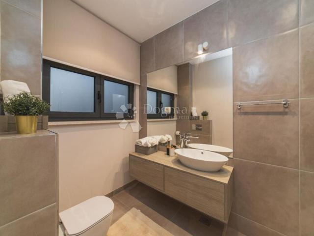 TOP LOKACIJA! LUKSUZNA VILA 100 m OD MORA – 7 SPAVAĆIH SOBA, BAZEN, WELLNESS – ODLIČNA INVESTICIJA!