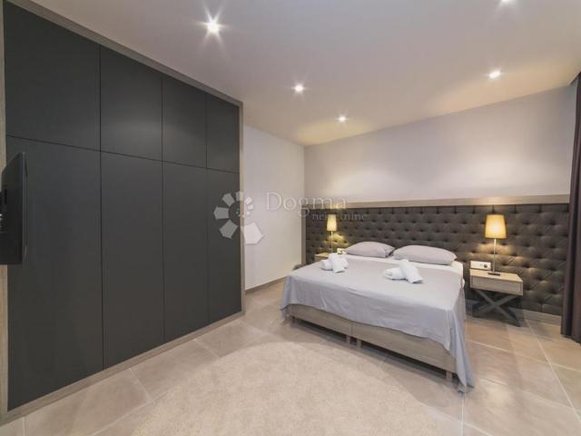 TOP LOKACIJA! LUKSUZNA VILA 100 m OD MORA – 7 SPAVAĆIH SOBA, BAZEN, WELLNESS – ODLIČNA INVESTICIJA!