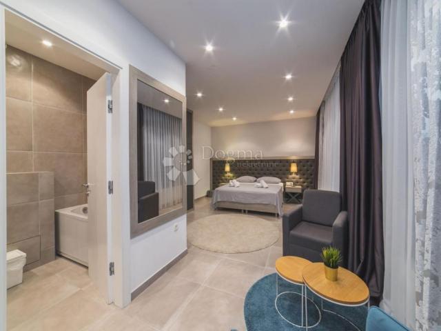 TOP LOKACIJA! LUKSUZNA VILA 100 m OD MORA – 7 SPAVAĆIH SOBA, BAZEN, WELLNESS – ODLIČNA INVESTICIJA!