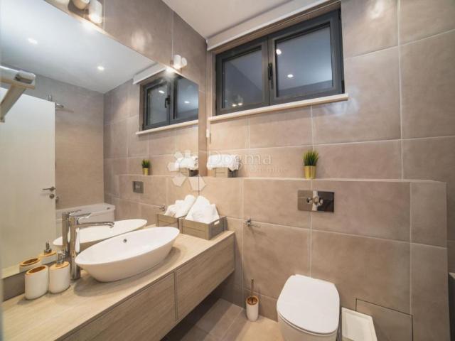 TOP LOKACIJA! LUKSUZNA VILA 100 m OD MORA – 7 SPAVAĆIH SOBA, BAZEN, WELLNESS – ODLIČNA INVESTICIJA!