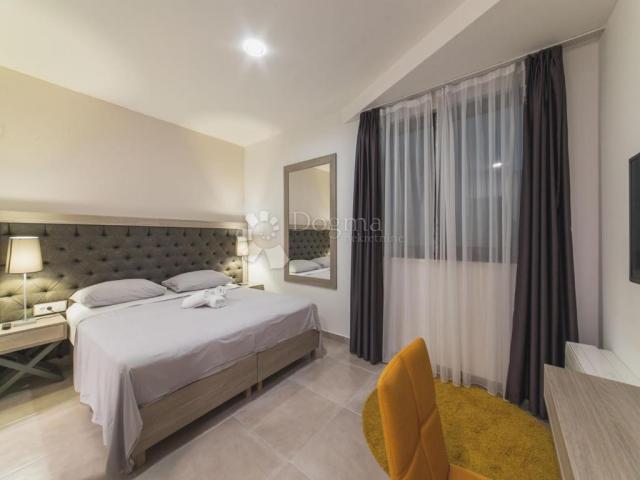 TOP LOKACIJA! LUKSUZNA VILA 100 m OD MORA – 7 SPAVAĆIH SOBA, BAZEN, WELLNESS – ODLIČNA INVESTICIJA!