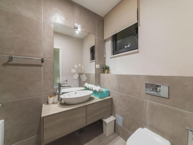 TOP LOKACIJA! LUKSUZNA VILA 100 m OD MORA – 7 SPAVAĆIH SOBA, BAZEN, WELLNESS – ODLIČNA INVESTICIJA!