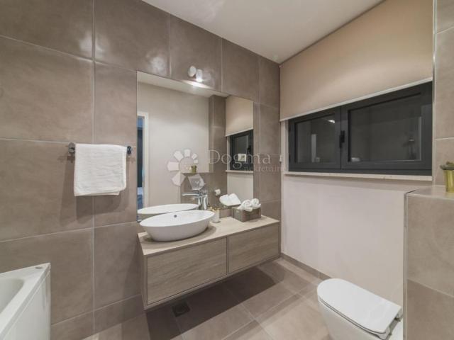 TOP LOKACIJA! LUKSUZNA VILA 100 m OD MORA – 7 SPAVAĆIH SOBA, BAZEN, WELLNESS – ODLIČNA INVESTICIJA!