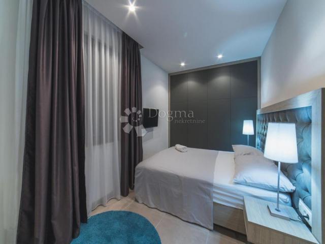 TOP LOKACIJA! LUKSUZNA VILA 100 m OD MORA – 7 SPAVAĆIH SOBA, BAZEN, WELLNESS – ODLIČNA INVESTICIJA!