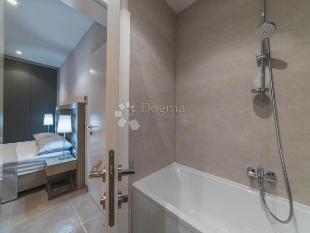 TOP LOKACIJA! LUKSUZNA VILA 100 m OD MORA – 7 SPAVAĆIH SOBA, BAZEN, WELLNESS – ODLIČNA INVESTICIJA!