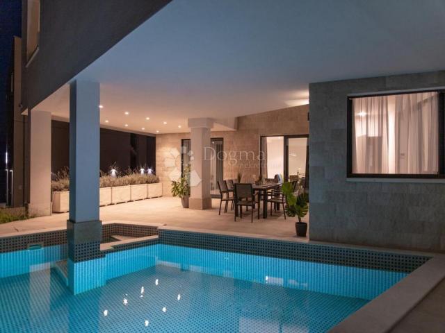 TOP LOKACIJA! LUKSUZNA VILA 100 m OD MORA – 7 SPAVAĆIH SOBA, BAZEN, WELLNESS – ODLIČNA INVESTICIJA!