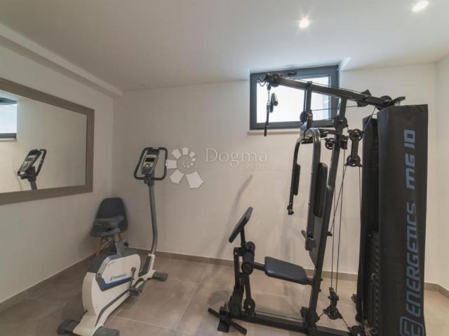 TOP LOKACIJA! LUKSUZNA VILA 100 m OD MORA – 7 SPAVAĆIH SOBA, BAZEN, WELLNESS – ODLIČNA INVESTICIJA!