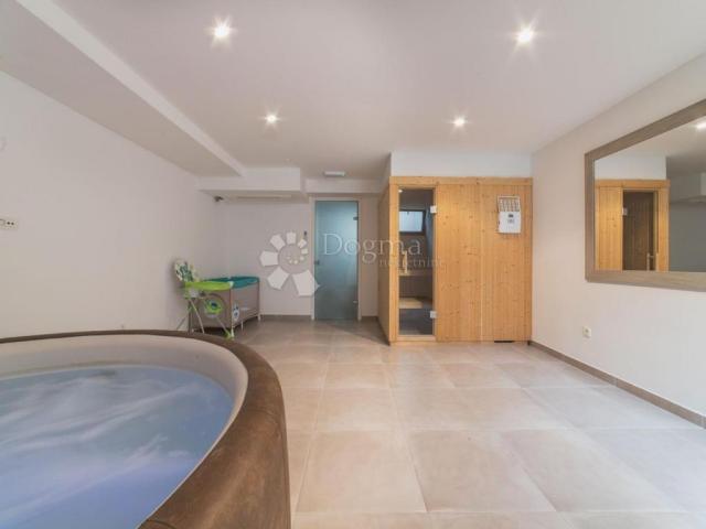 TOP LOKACIJA! LUKSUZNA VILA 100 m OD MORA – 7 SPAVAĆIH SOBA, BAZEN, WELLNESS – ODLIČNA INVESTICIJA!