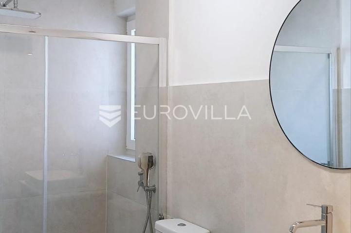 Zadar, Brodarica, novouređen dvosoban stan na izvrsnoj lokaciji