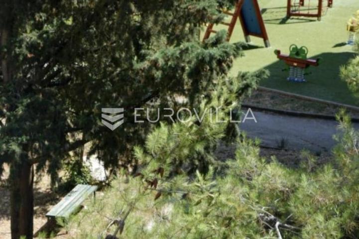 Zadar, Brodarica, novouređen dvosoban stan na izvrsnoj lokaciji