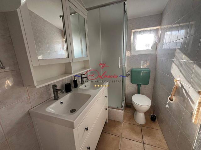 Vir, kuća s 2 apartmana 500m od mora
