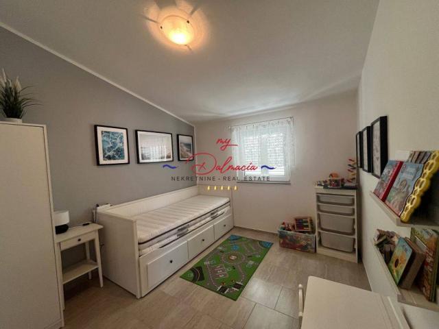 Vir, kuća s 2 apartmana 500m od mora