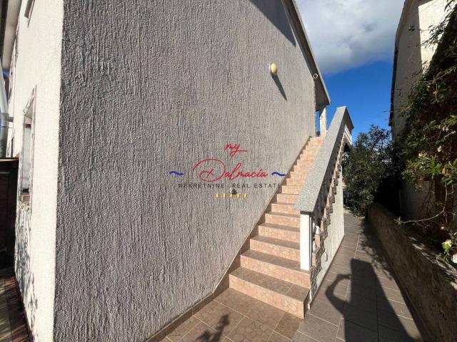 Vir, kuća s 2 apartmana 500m od mora
