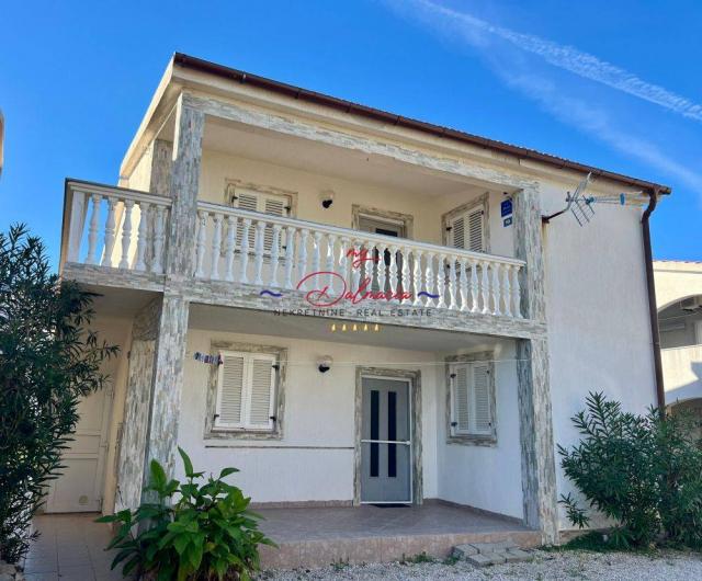 Vir, kuća s 2 apartmana 500m od mora