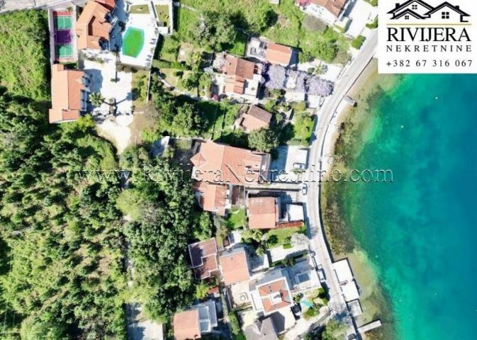 Na prodaju porodična kuća u naselju Stoliv, opština Kotor. 