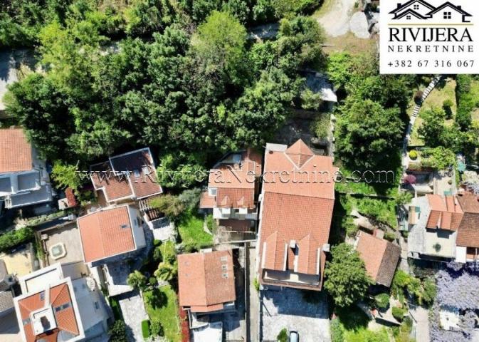 Na prodaju porodična kuća u naselju Stoliv, opština Kotor. 