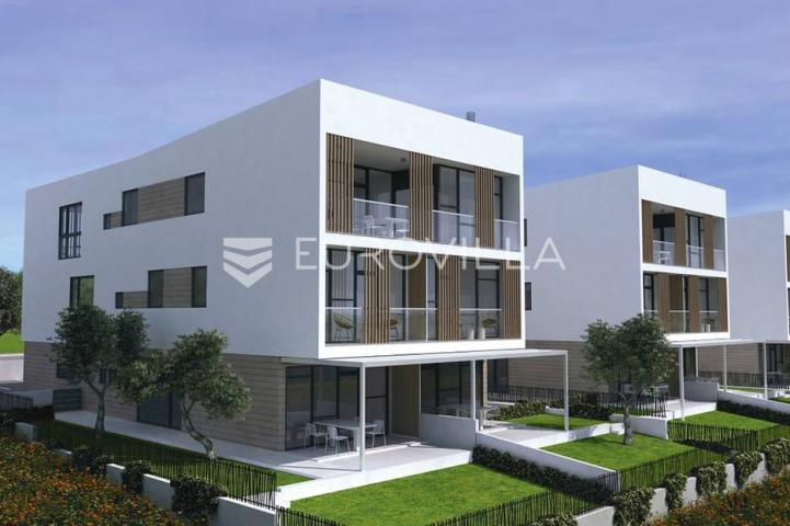 Rovinj, kvalitetni trosobni stan 2. kat, 107 m² novogradnja, parking