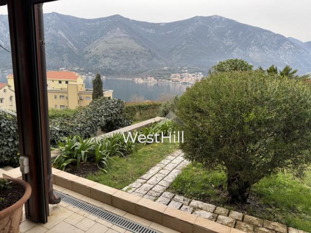 Prodaja stana sa pogledom na zaliv i privatnom zelenom terasom, Dobrota , Kotor - obekat 8340 - Crna